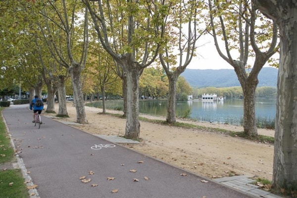 Banyoles amplia l’espai de vianants i bicicletes al front d’Estany